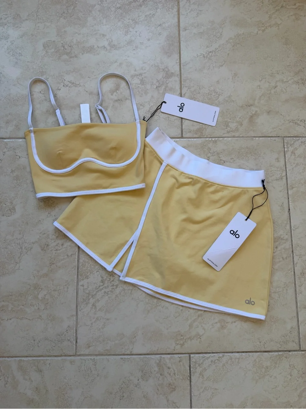 ALO YOGA Butter White Airbrush Streamlined Bra Tank and Skirt Size XXS